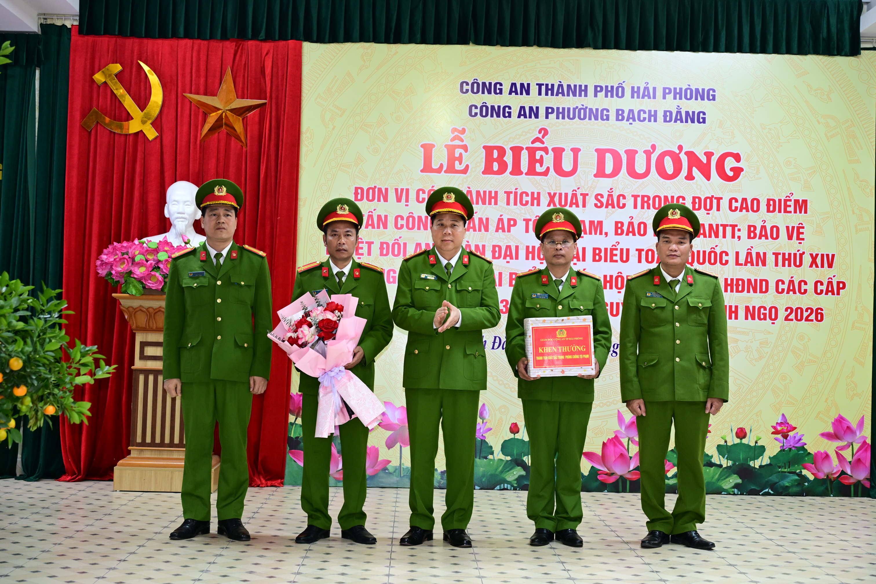 Đại tá Bùi Trung Thành - Phó Giám đốc CATP khen thưởng Công an phường Bạch Đằng lập thành tích xuất sắc trong cao điểm tấn công, trấn áp tội phạm